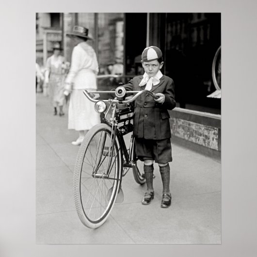 自転車を抱えた少年、1922年。ヴィンテージ写真 ポスター (正面)
