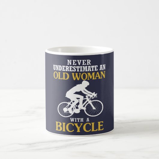 自転車を持つ老女 コーヒーマグカップ (中央)
