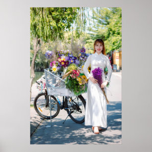 自転車エレガントと花を自然に持つ女性 ポスター