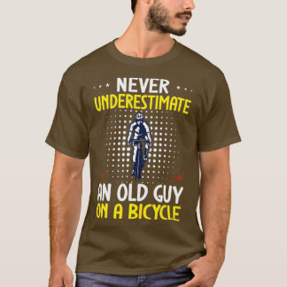 自転車サイクリングで老人を過小評価してはいけない Tシャツ