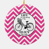 自転車楽しむのピンクのシェブロン引用文 セラミックオーナメント (裏面)