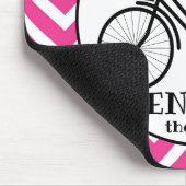 自転車楽しむのピンクのシェブロン引用文 マウスパッド (コーナー)