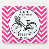 自転車楽しむのピンクのシェブロン引用文 マウスパッド (正面)