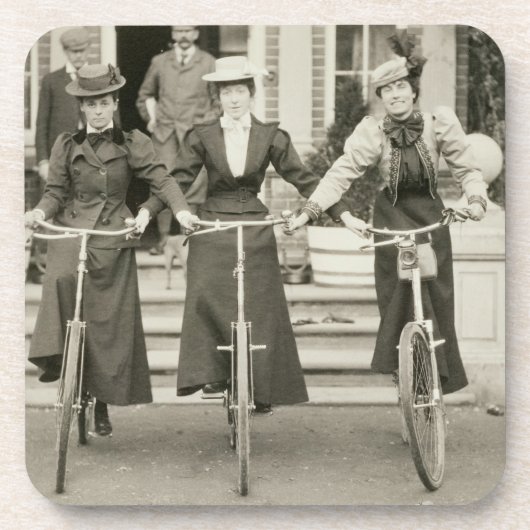 自転車、早い1900年代(b/wの写真)の3人の女性 コースター (正面)