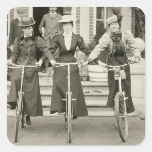 自転車、早い1900年代(b/wの写真)の3人の女性 スクエアシール