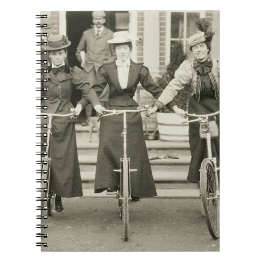 自転車、早い1900年代(b/wの写真)の3人の女性 ノートブック (正面)
