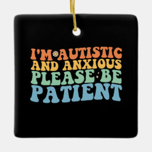 自閉症で不安です、寛大な心で待ってください グルーヴィー セラミックオーナメント
