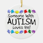 自閉症との誰かは私を自閉症のパズル愛します セラミックオーナメント (正面)