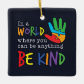 自閉症になれる世界で親切である セラミックオーナメント (正面)