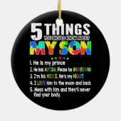 自閉症に関する認識が、母親の自閉症の息子を支援 セラミックオーナメント (裏面)