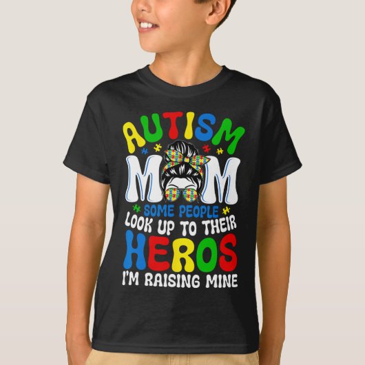 自閉症のママはヒーローを育てる人々の中には人を尊敬する Tシャツ (正面)