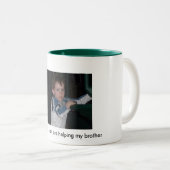 自閉症の回復資金、マグを救済しているお兄さん ツートーンマグカップ (正面右)