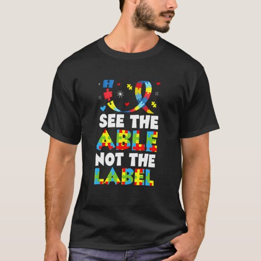 自閉症の子供たちの能力を見て ラベルを見ない Tシャツ (正面)