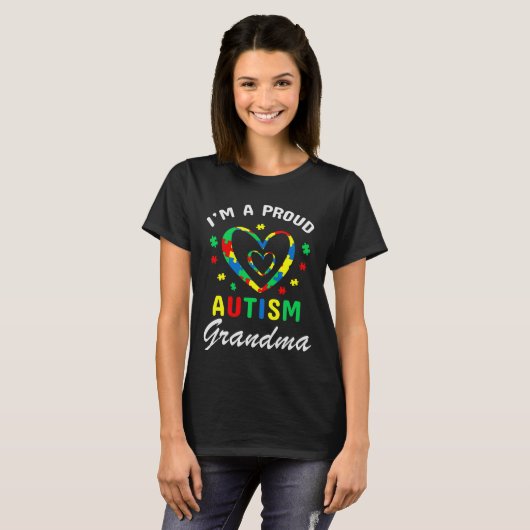 自閉症の孫を持つことを誇りに思うおばあちゃん Tシャツ (正面フル)