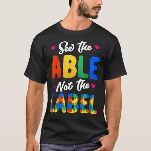自閉症の少年たちを持つ自閉症ママ ラベルではなく能力を見る Tシャツ (正面)