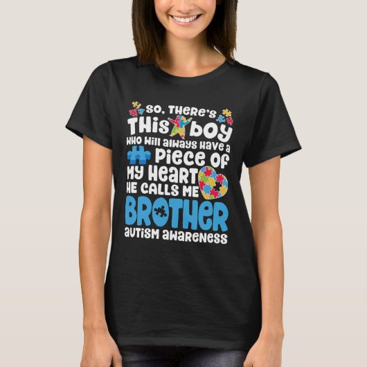 自閉症の少年は彼は私を兄弟自閉症と呼ぶ Tシャツ (正面)