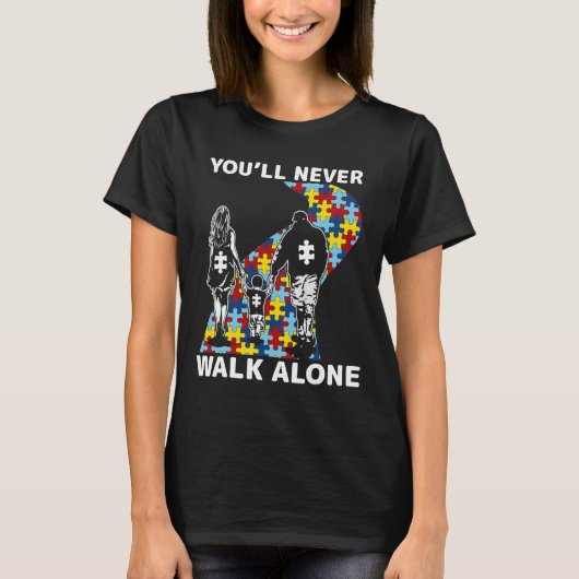 自閉症の意識を一人で歩くことはない Tシャツ (正面)
