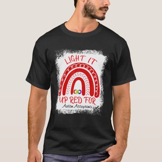 自閉症の認識を受け入れるために赤く点灯 Tシャツ (正面)