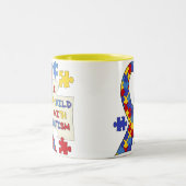 自閉症の認識度のリボンを持つ子供 ツートーンマグカップ (中央)