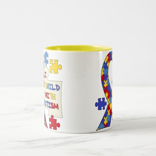 自閉症の認識度のリボンを持つ子供 ツートーンマグカップ (中央)
