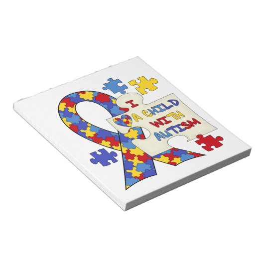 自閉症の認識度のリボンを持つ子供 ノートパッド (アングル)