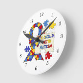 自閉症の認識度のリボンを持つ子供 ラウンド壁時計 (傾斜)