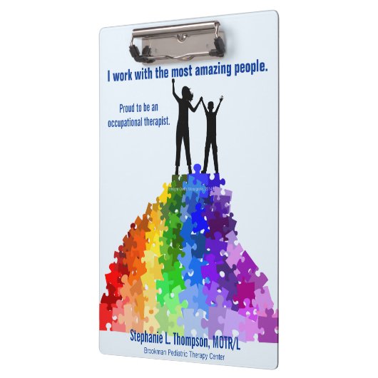 自閉症サポート女性及び男の子の新しい高さに達すること クリップボード