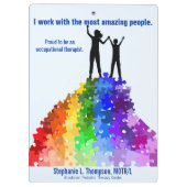 自閉症サポート女性及び男の子の新しい高さに達すること クリップボード (裏面)