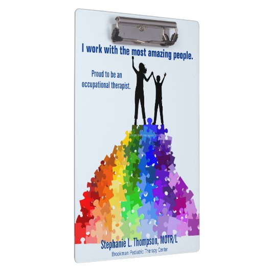 自閉症サポート女性及び男の子の新しい高さに達すること クリップボード (右)