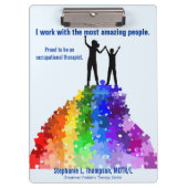 自閉症サポート女性及び男の子の新しい高さに達すること クリップボード (正面)