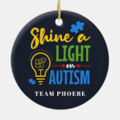 自閉症パーソナライズされたのマッチングチームに光を当てる セラミックオーナメント (裏面)