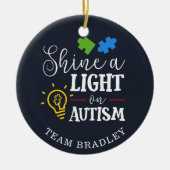 自閉症パーソナライズされたマッチングチームに光を当てる セラミックオーナメント (正面)