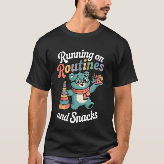 自閉症ルーティンとスナックに支えられたクマの面白グッズ Tシャツ (正面)