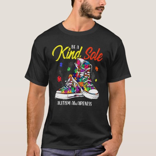 自閉症啓発パズルシューズ で優しいソールを選択 Tシャツ (正面)