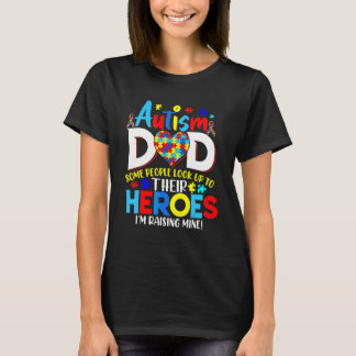自閉症誇りを持ったパパ人々が私が育てるヒーローを見上げる Tシャツ