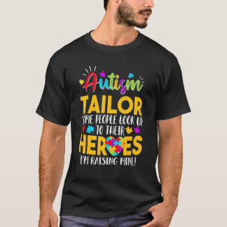 自閉症 テイラー 人々はヒーローの育ちを見上げる  Tシャツ