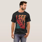 至る所に有罪の人間が見える Tシャツ (正面フル)