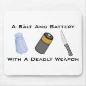 致命的な武器が付いている塩そして電池 マウスパッド (正面)