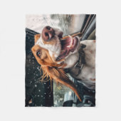 興奮したドッグオンレインカーライドアートプリント フリースブランケット (正面)