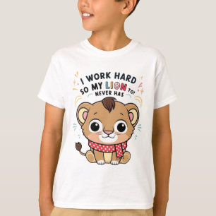 興奮したライオン – うれしそうなジャンプするライオンのTシャツ Tシャツ