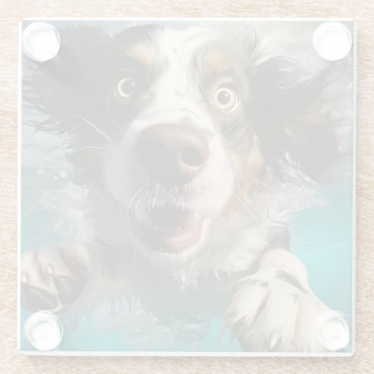 興奮した犬の水中スイミングデザイン ガラスコースター (裏面)