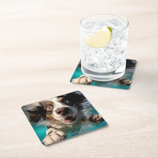 興奮した犬の水中スイミングデザイン スクエアペーパーコースター (インサイチュ)