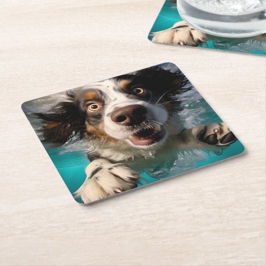 興奮した犬の水中スイミングデザイン スクエアペーパーコースター (アングル)