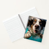 興奮した犬の水中スイミングデザイン ノートブック (内部)