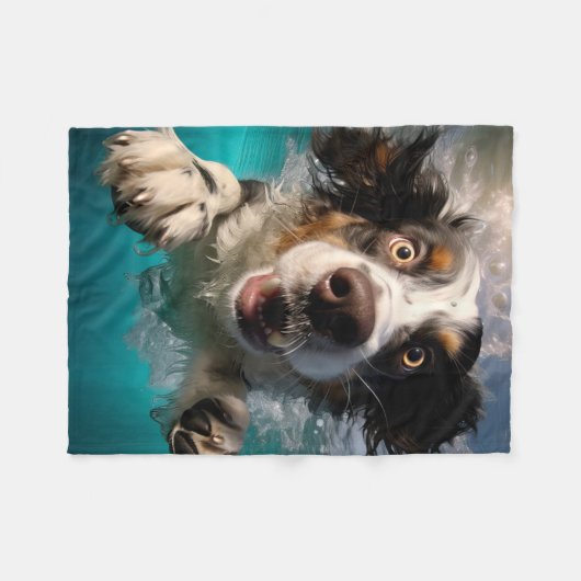興奮した犬の水中スイミングデザイン フリースブランケット (正面(横))