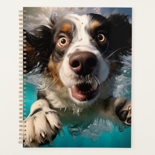 興奮した犬の水中スイミングデザイン プランナー手帳 (正面)