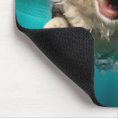 興奮した犬の水中スイミングデザイン マウスパッド (コーナー)