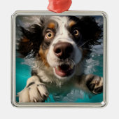 興奮した犬の水中スイミングデザイン メタルオーナメント (正面)