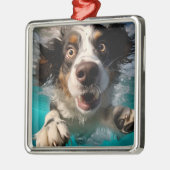 興奮した犬の水中スイミングデザイン メタルオーナメント (左)