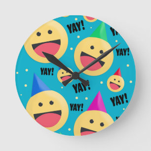 興奮Happy YAY絵文字inパーティーハットホリデーポス ラウンド壁時計